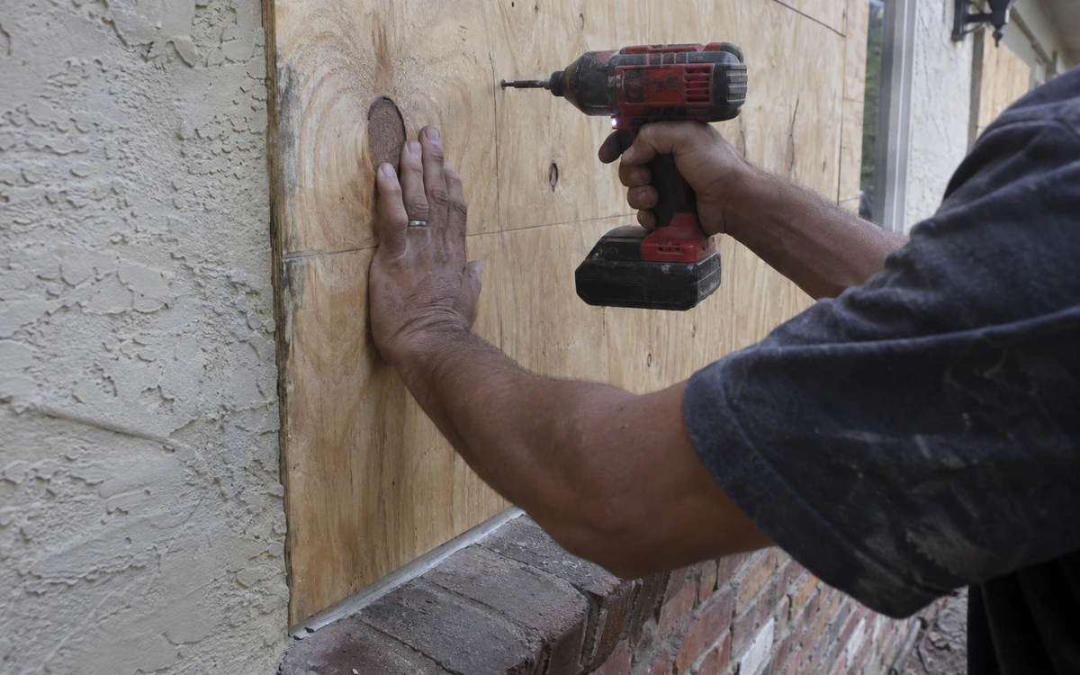 Emergency board up contractor